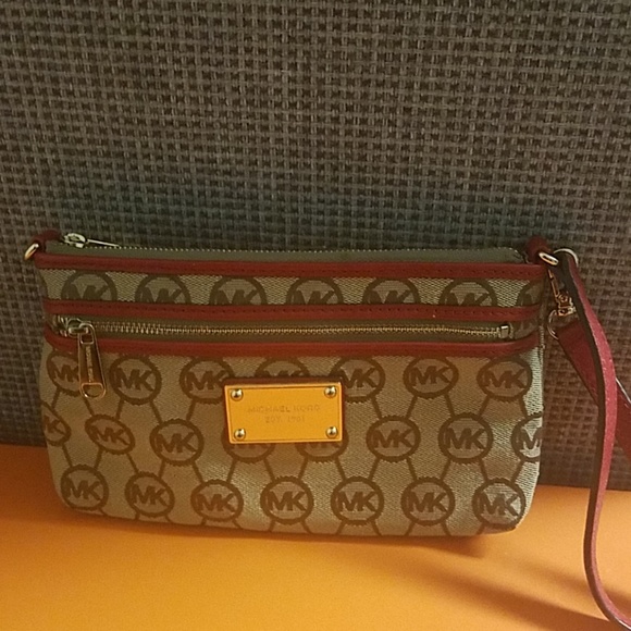 Michael Kors signature wristlet - Picture 1 of 6